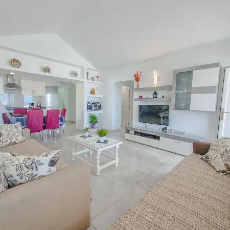 Bungalow Bellavista 13 - 3 Bed/2 Bath - 1 Toilet - Communal Pool - Wifi - Puerto del Carmen (Lanzarote)